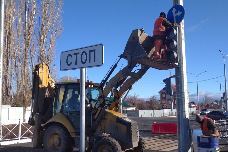 Установщики знаков на новой дороге в Балаково игнорировали технику безопасности 