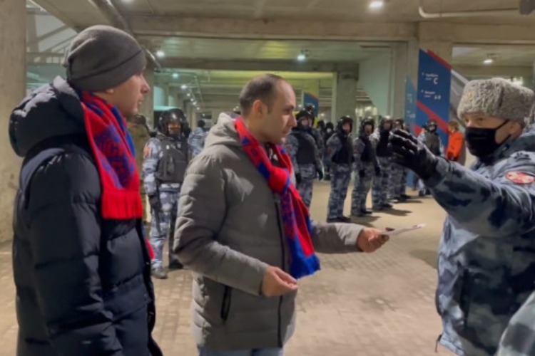 Что случилось этой ночью. После скучнейшего футбола ЦСКА-Зенит началось “веселье“ с задержаниями фанатов