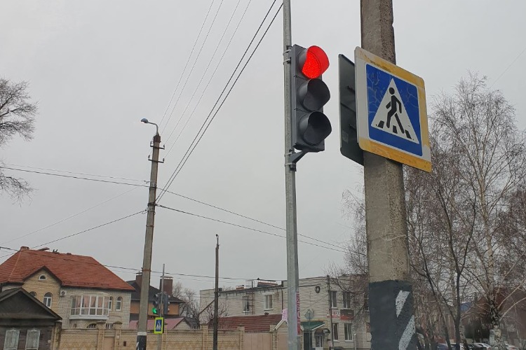 Балаковцы жалуются на стесняющийся светофор на Братьев Захаровых
