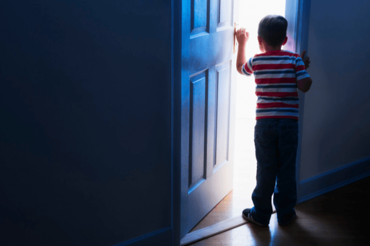 В Балаково спасатели вскрыли дверь в квартиру, где находился 5-летний ребенок