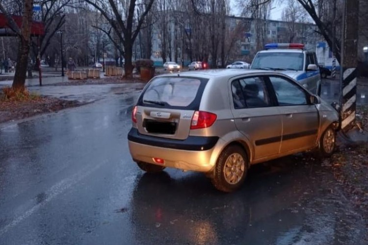 В Балаково Hyundai Getz врезалась в столб, 4-летняя девочка попала в больницу