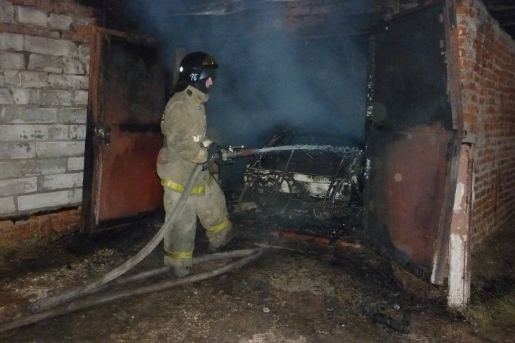 Десять пожарных тушили гараж в кооперативе Мечта