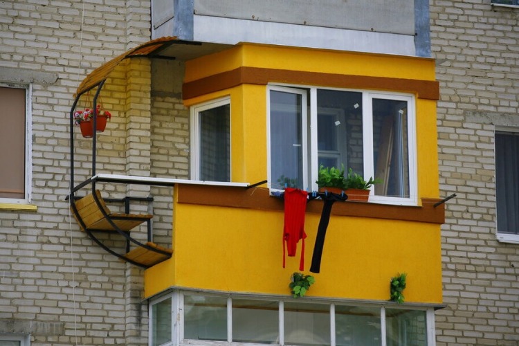 Россиян начнут штрафовать за самовольное остекление балконов