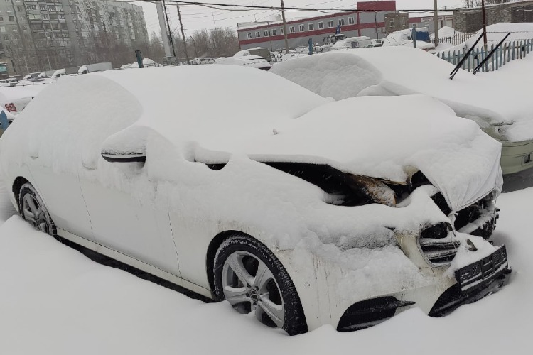 Шестеро пожарных потушили роскошный Mercedes-Benz в Балаково