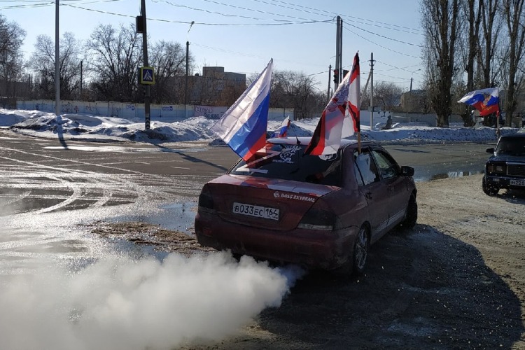 В Балаково состоялся автопробег в поддержку Вооруженных сил РФ