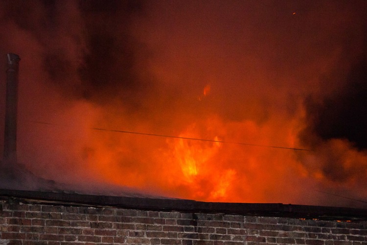В селе под Балаковом 10 пожарных тушили загоревшуюся кровлю