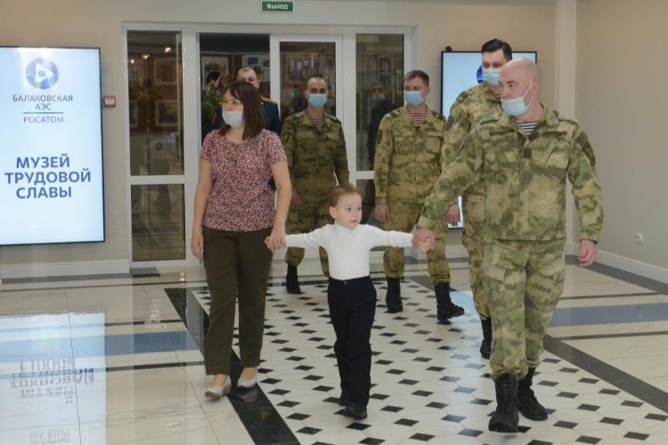 Тридцать пять семей военнослужащих, обеспечивающих безопасность Балаковской АЭС, получили ключи от новых квартир
