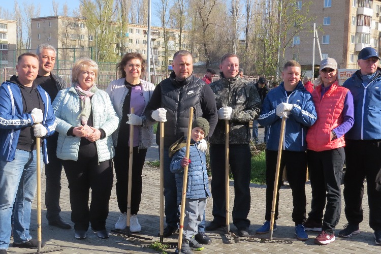 Чиновники и депутаты провели в Балаково субботник