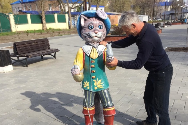 Фигуру Кота в сапогах установили в детском парке города Балаково