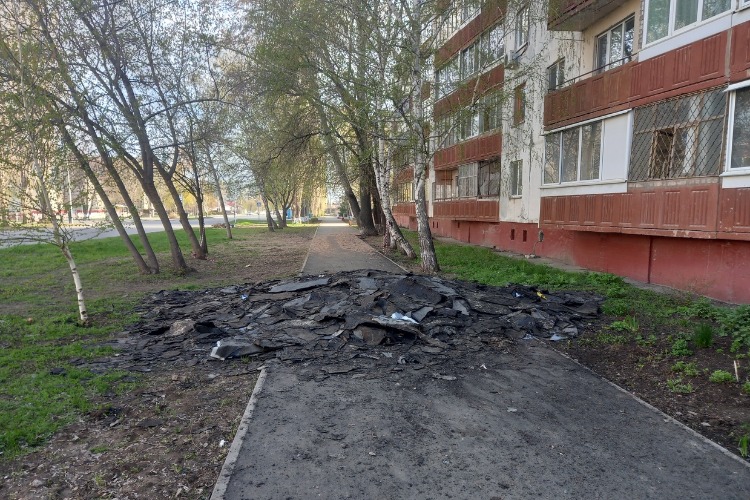 После публикации Сути подрядчик убрал свалку опасных отходов с тротуара на Гагарина