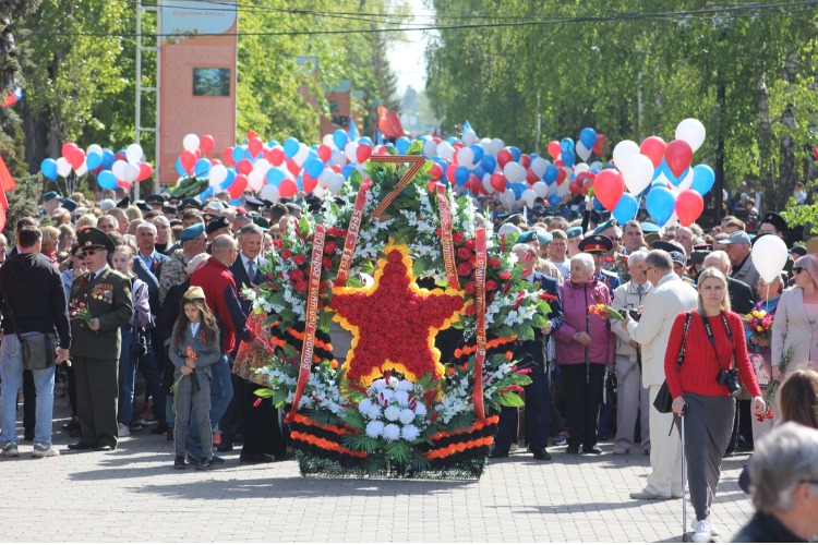 Тысячи жителей Балаково возложили цветы к Обелиску погибшим в ВОВ