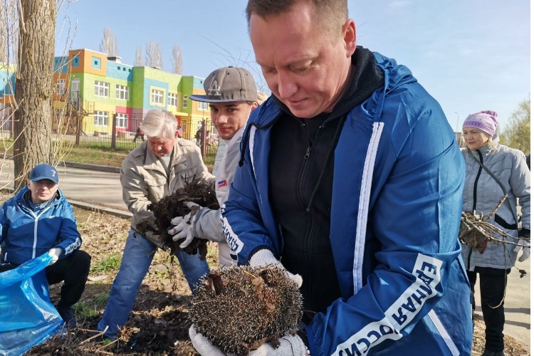 Глава города Балаково при заработке в 15 тысяч в месяц сумел купить новую Тойоту