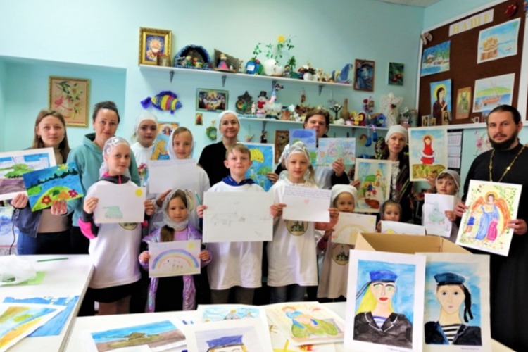 Воспитанники воскресной школы в Балаково собрали посылки для российских солдат