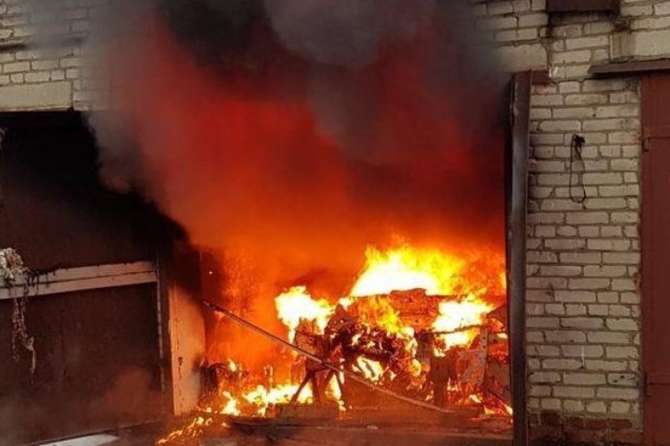 В Балаково 10 пожарных тушили загоревшийся гараж