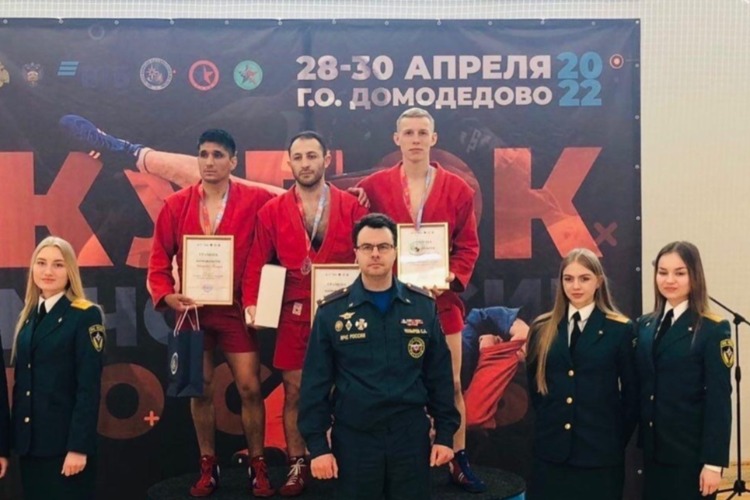 Пожарный из Вольска стал победителем Кубка МЧС России по самбо