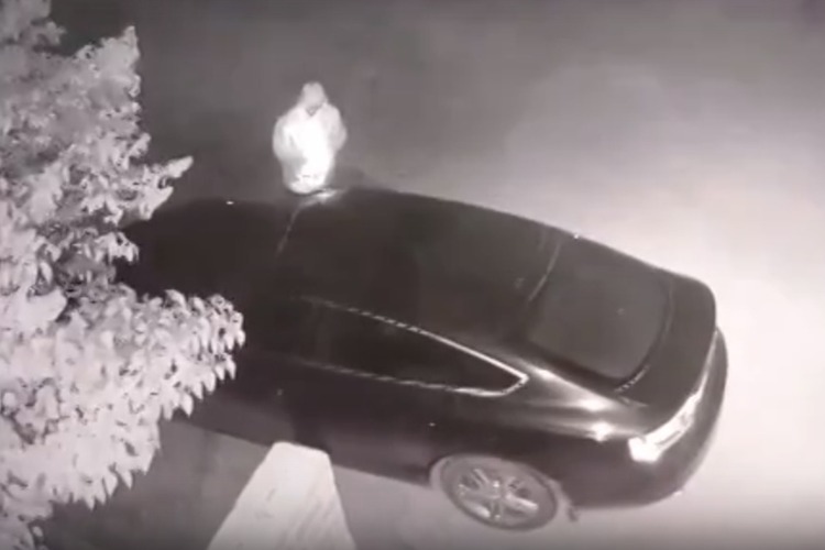 Поджигатель автомобиля попал на камеру видеонаблюдения