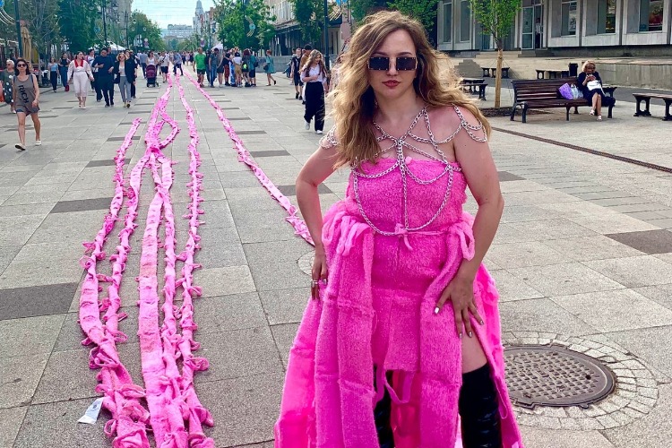 Блогерша прогулялась по центру Саратова в платье из 1500 балаковских мочалок