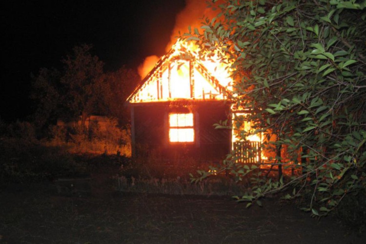 Ночью в Балаково полностью сгорел дачный домик