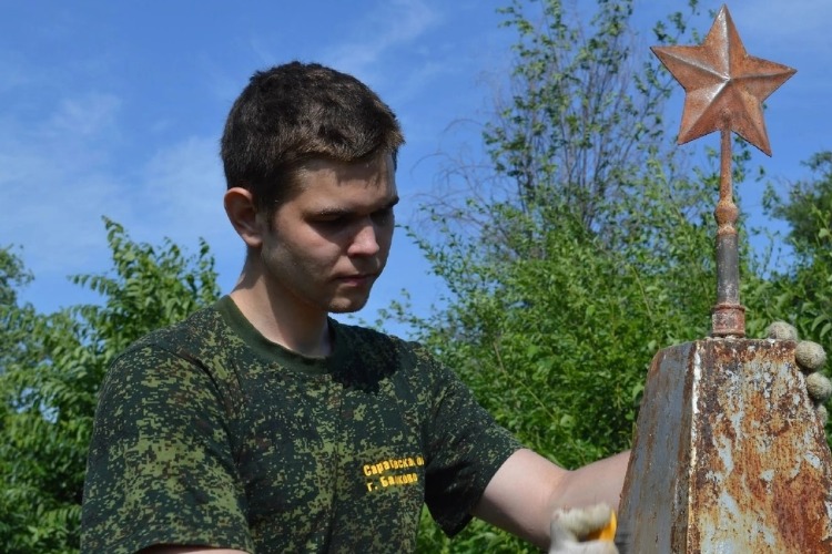 Молодежь навела в Балаково порядок на могилах ветеранов