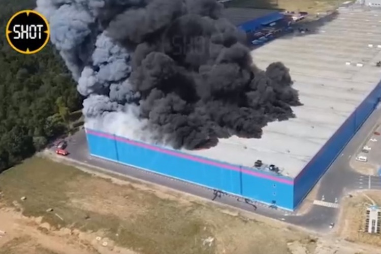 В Москве горит гигантский склад интернет-магазина OZON