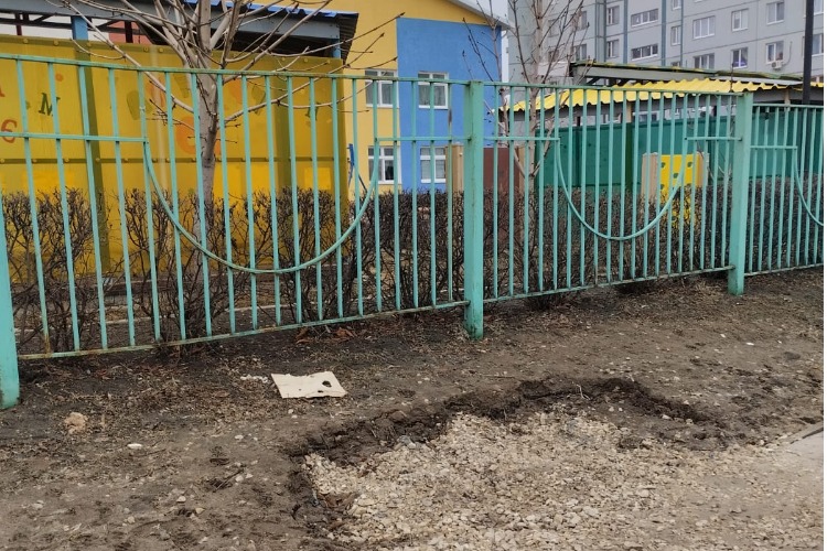 Остановим беду вместе. Опасный провал подбирается к детскому саду в 11-м микрорайоне Балакова