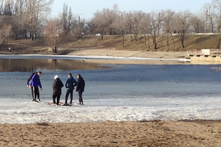 Подросток сорвался в ледяную воду на пляже в Балаково