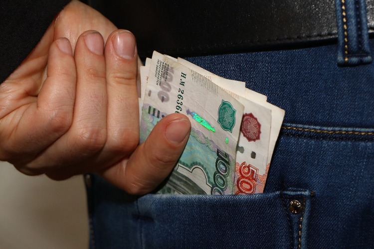 На вечерней зорьке с женщиной балаковец похитил у нее 200 тысяч рублей