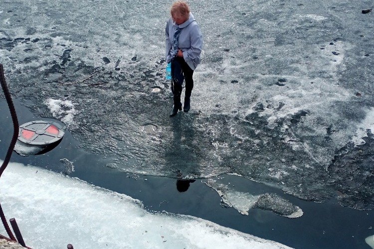 Дама в центре Балакова умудрилась оказаться на тонком льду