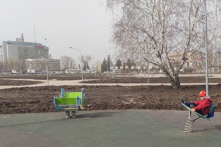 Как бы парк Балакова и в апреле продолжает быть помойкой