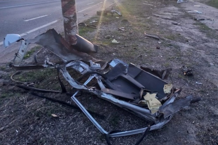 Перед рассветом под Балаковом Лада Самара протаранила придорожный столб