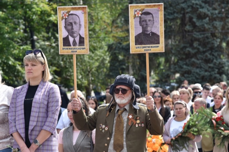 Рисунки возложение цветов к обелиску