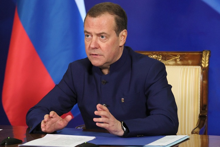 Медведев: Почти полторы тысячи добровольцев ежедневно пополняют ряды ВС РФ