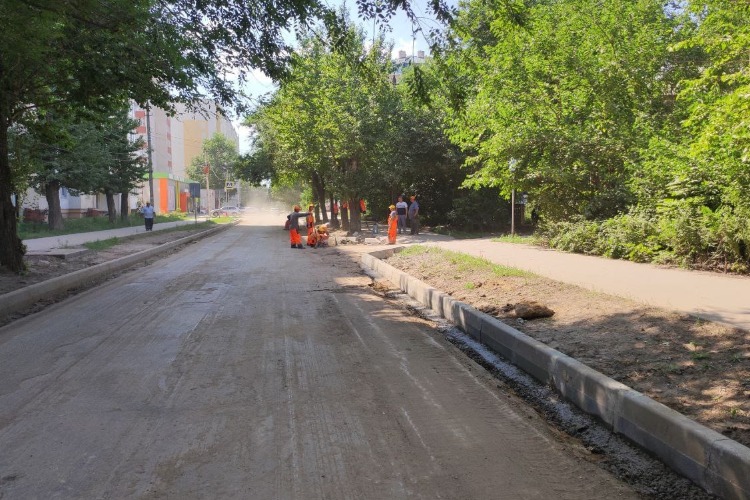 На сэкономленные деньги в Балаково ремонтируют улицу Академика Жука