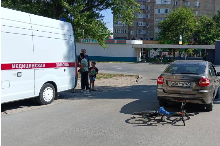 Велосипедист попал под колеса автомобиля в жилгородке Балакова