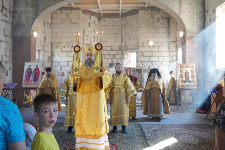 Епископ совершил Божественную литургию в недостроенном балаковском храме
