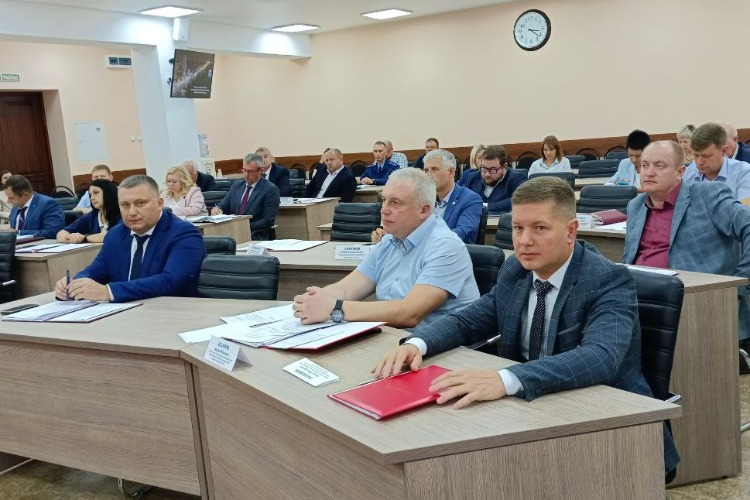 Леониду Родионову депутаты доверили получать зарплату за весь горсовет