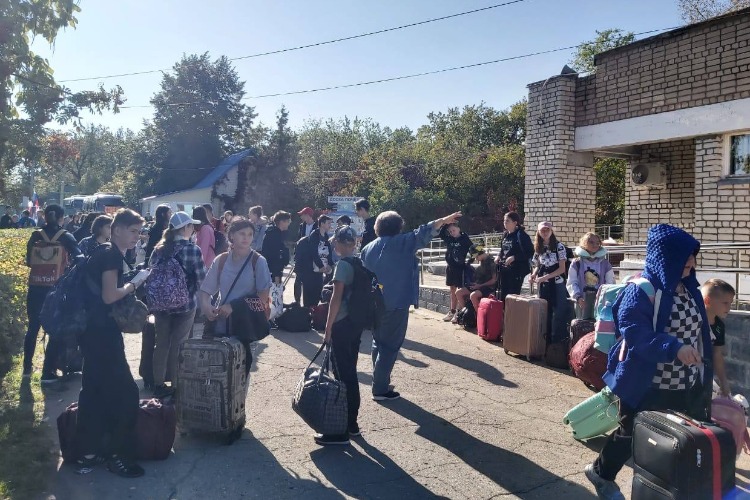 В Лазурный приехали 100 детей из ДНР