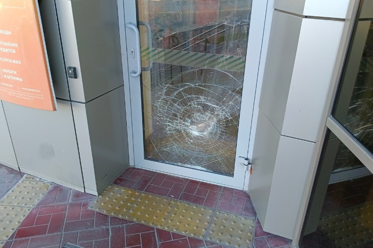 Мужчина разбил дверь главного офиса Сбербанка в Балаково