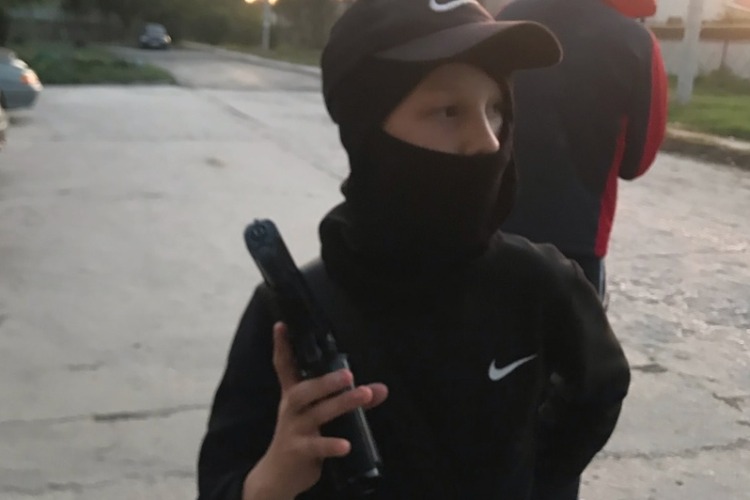 В Балаково ребенок с пистолетом терроризирует весь микрорайон