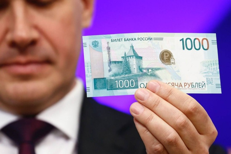 Банк России показал новые купюры достоинством в 1000 и 5000 рублей
