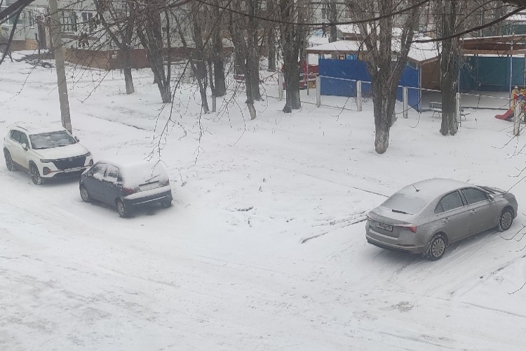 Погода в Балаково 25 ноября. Оттепель крепкая, снежная каша, в лужах на улицах серый бульон