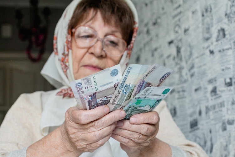 Прокуроры помогли балаковской пенсионерке вернуть переведенную мошенникам крупную сумму