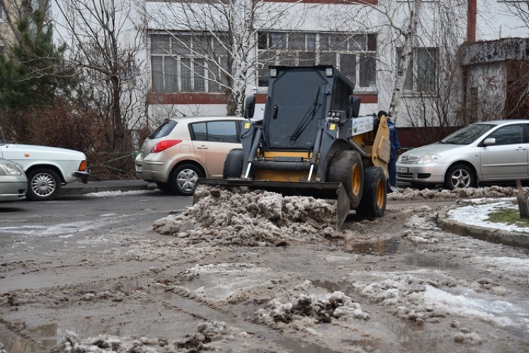 Коммунальщики жалуются на мешающие очистке дворов автомобили балаковцев