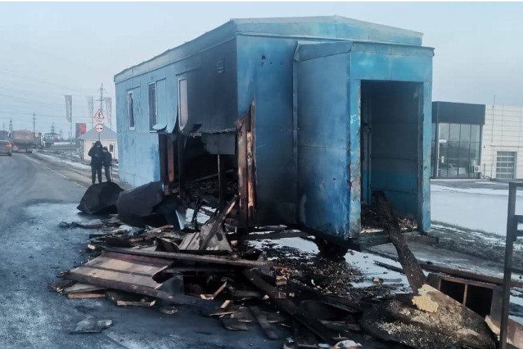 На выезде из Балаково сгорел строительный вагончик