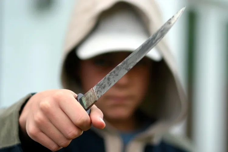 В Балаково подросток пытался убить девушку электрошокером и ножом. Приговор