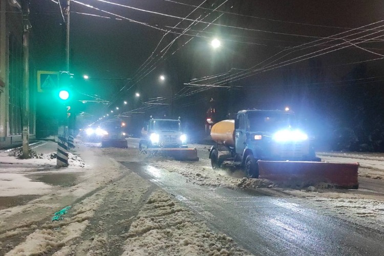 Администрация: Коммунальщики всю ночь чистили снег в Балаково