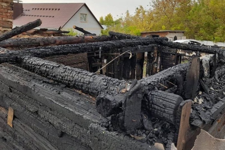 За старую пустяшную обиду спалил дом соседа, чуть не погубив семью с 3-мя детьми
