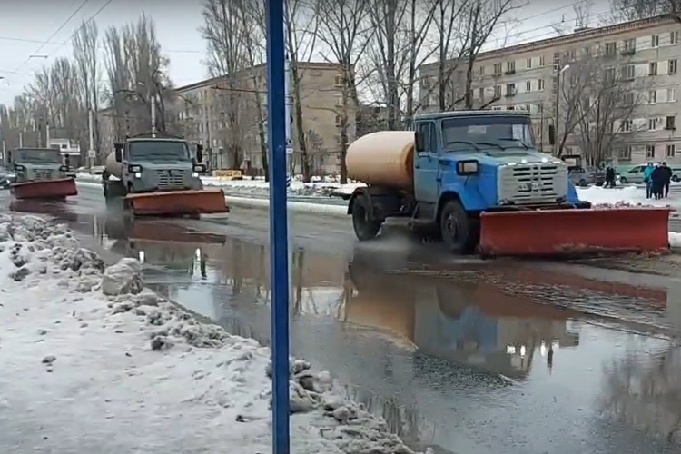 Коммунальщики Балакова пугают талую воду вместо того чтоб заняться делом