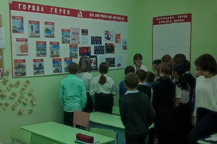 В балаковской школе организовали экспозицию в память о погибшем на СВО выпускнике