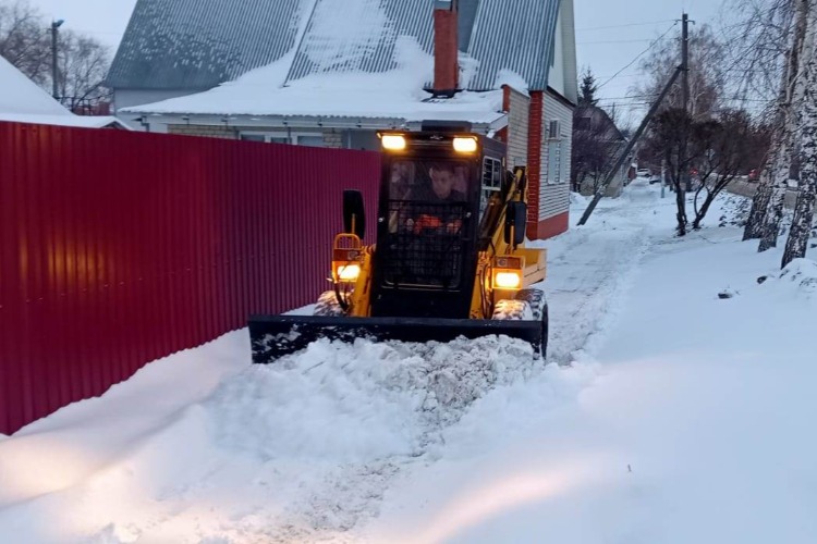 Балаковские коммунальщики всю ночь боролись с последствиями снегопада 